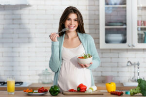 ragazza sorridente in cucina