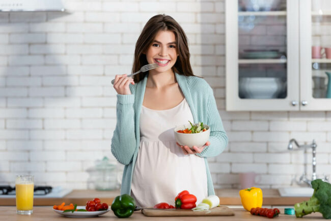 Dieta per contrastare la cellulite ragazza sorridente in cucina