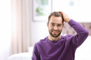 ragazzo che si tocca i capelli